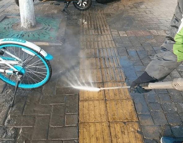 高压冲洗机的工作原理就是通过高压泵把水压变大