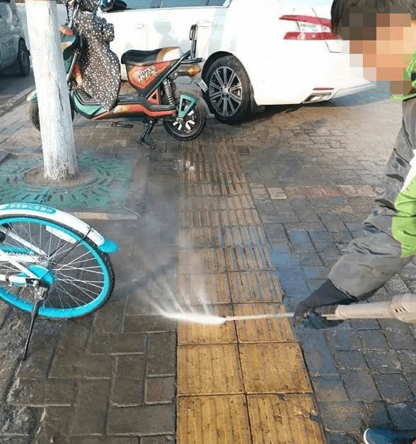用管道疏通机清理完管道顺便对马路上脏物进行清理