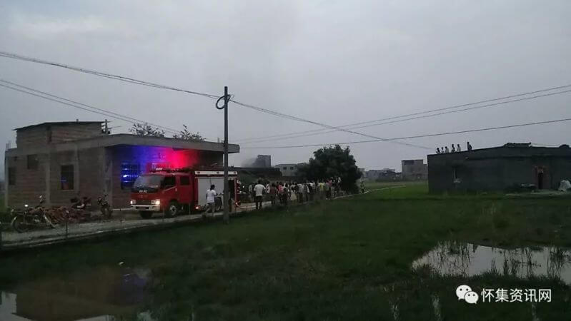 消防人员动用高压水枪将火扑灭