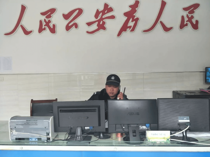 辅警沙本立让队友使用高压水枪对火势进行压制