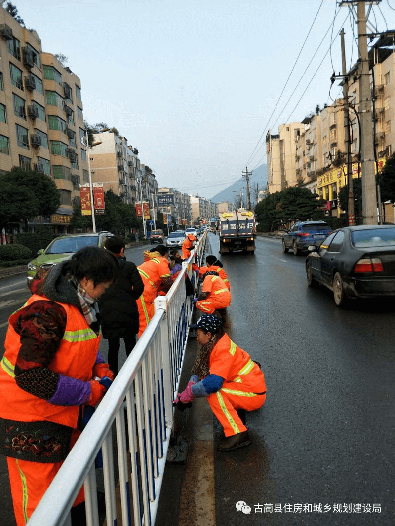 被高压清洗机横扫过后的道路栏杆