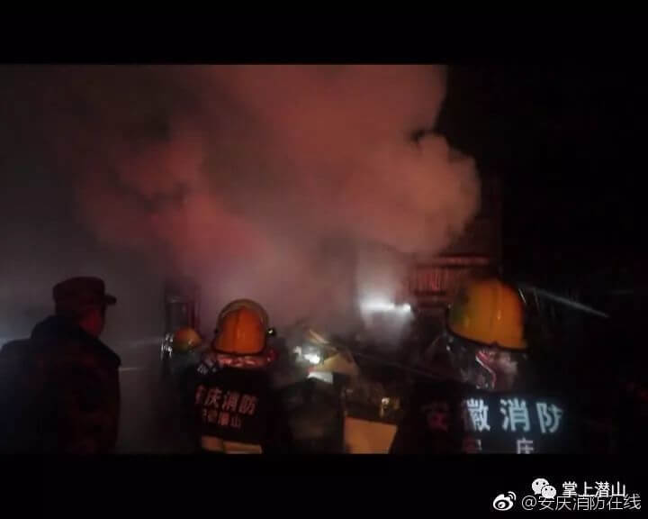 消防官兵火速赶到现场展开扑救处置