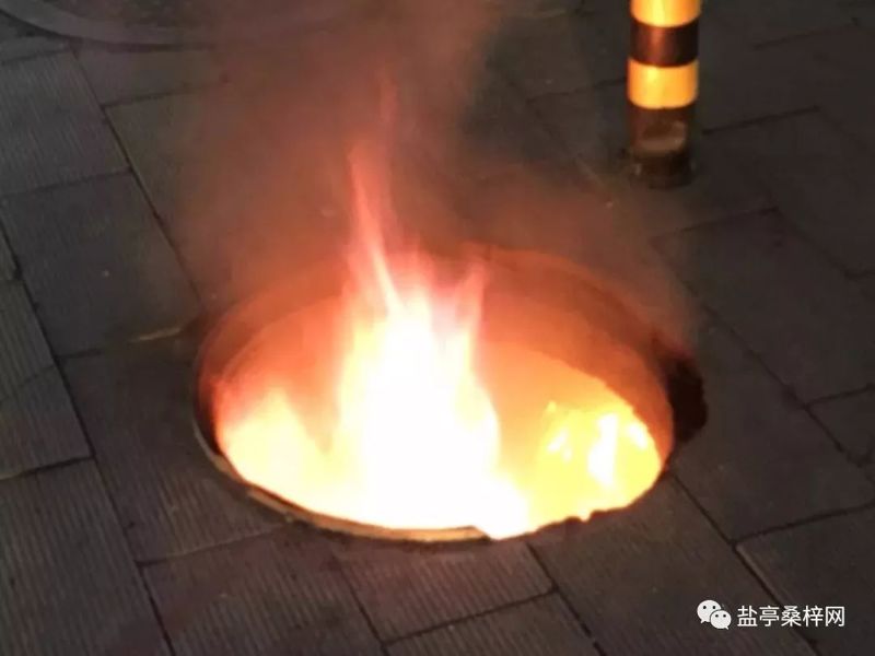 窨井口冲出熊熊火光