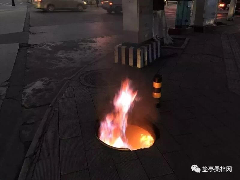 这是一个起火的窨井口